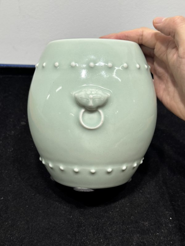 清乾隆 粉青釉铺首耳鼓钉罐 - 图9