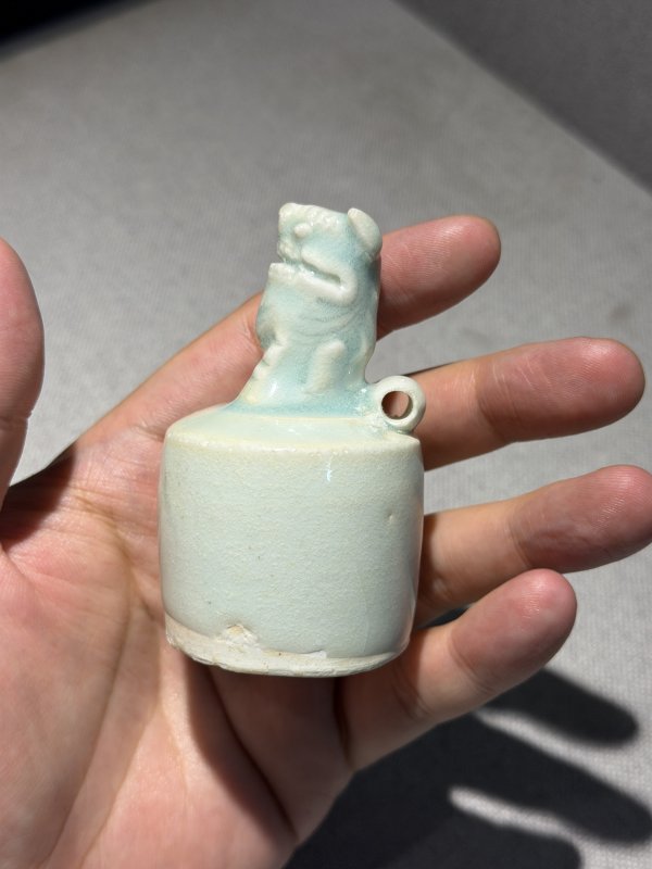 明 青釉刻花瓣形狮钮执壶 - 图16