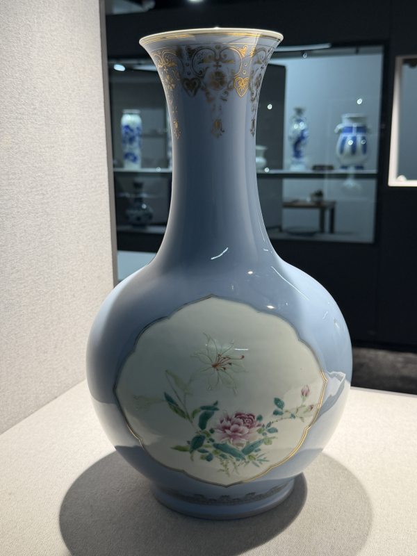 1960年代 部所天青釉描金开窗花卉图瓶一对 - 图12