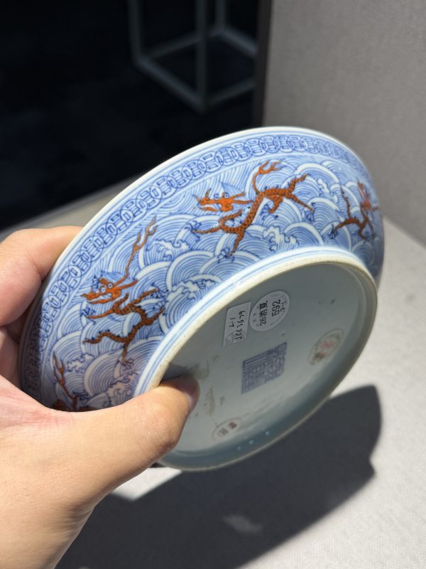 清道光 青花矾红彩海水龙纹盘一对 - 图10