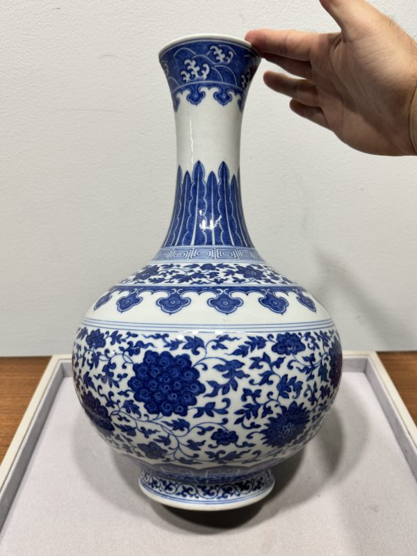 清道光 青花缠枝莲纹玉堂春瓶 - 图8