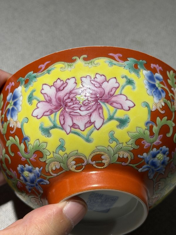清道光 珊瑚红地洋彩开光并蒂莲纹碗 - 图6
