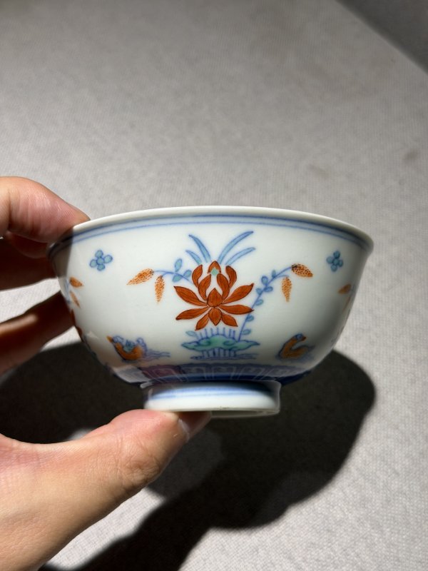 清道光 斗彩荷塘鸳鸯图碗一对 - 图3