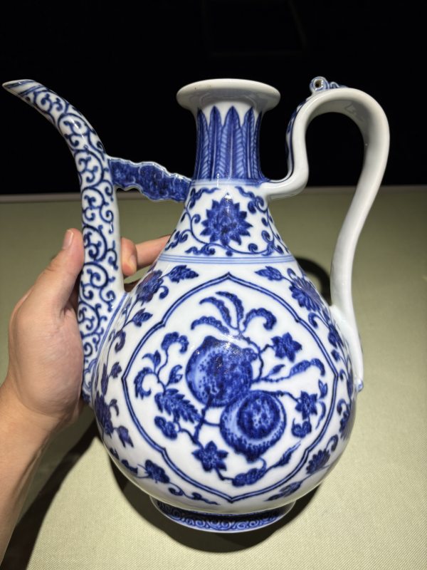 清乾隆 青花缠枝枇杷寿桃纹执壶 - 图9