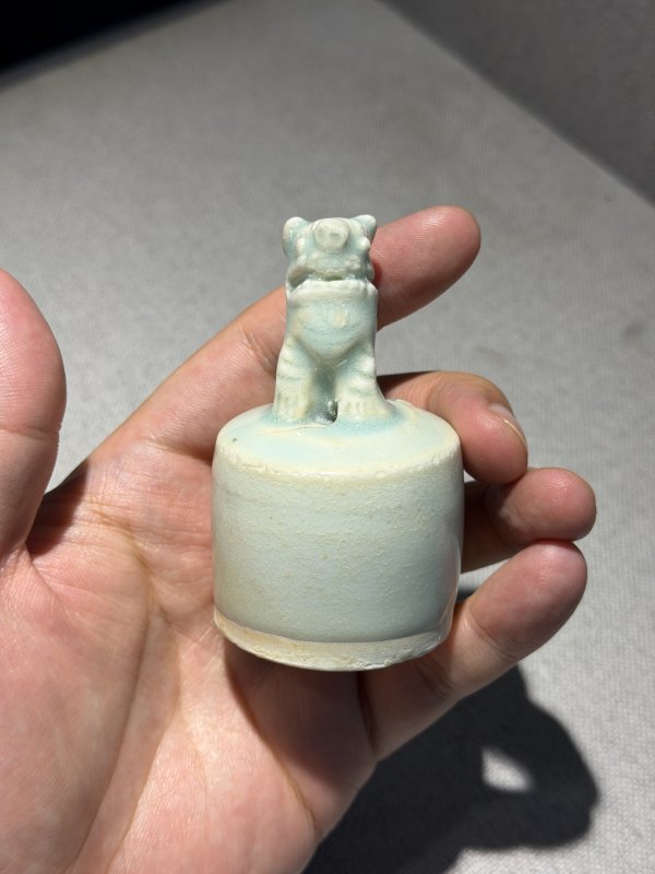 明 青釉刻花瓣形狮钮执壶 - 图17