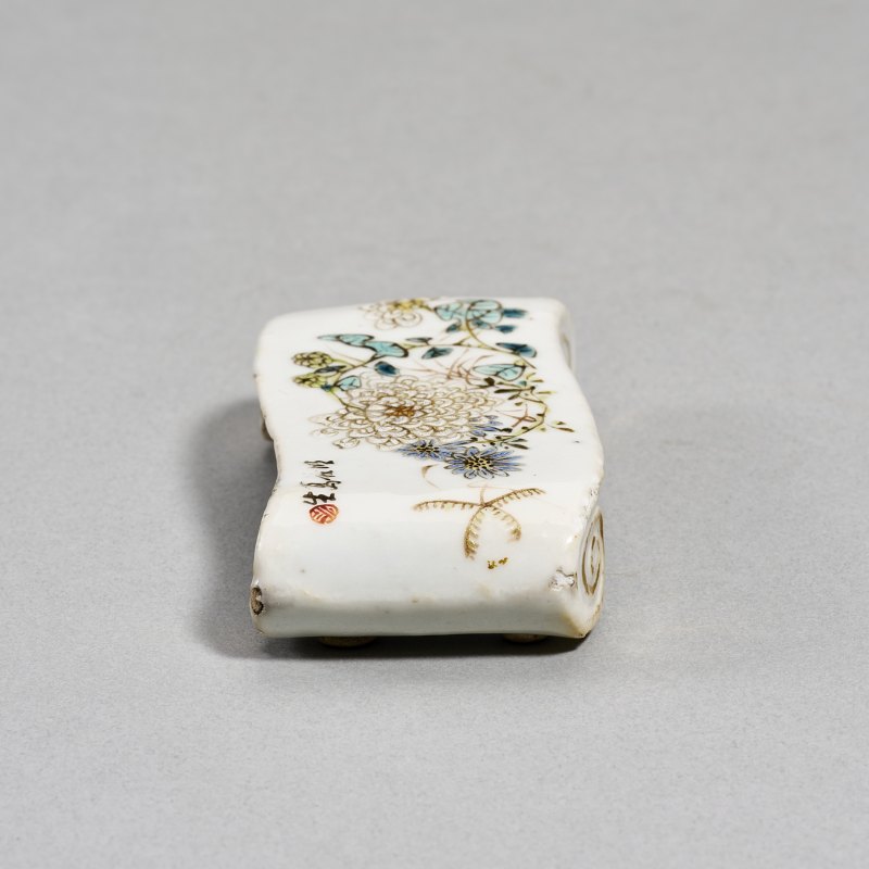 清 何明谷浅绛花卉墨床 - 图4