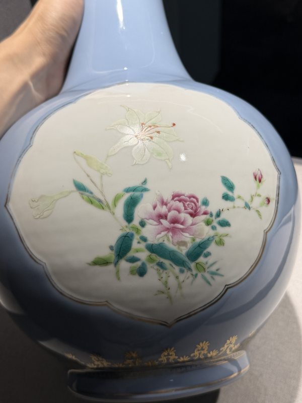 1960年代 部所天青釉描金开窗花卉图瓶一对 - 图13