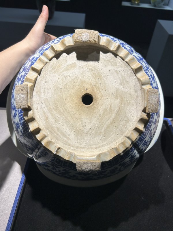清中期 青花莲托八宝海棠形花盆一对 - 图7