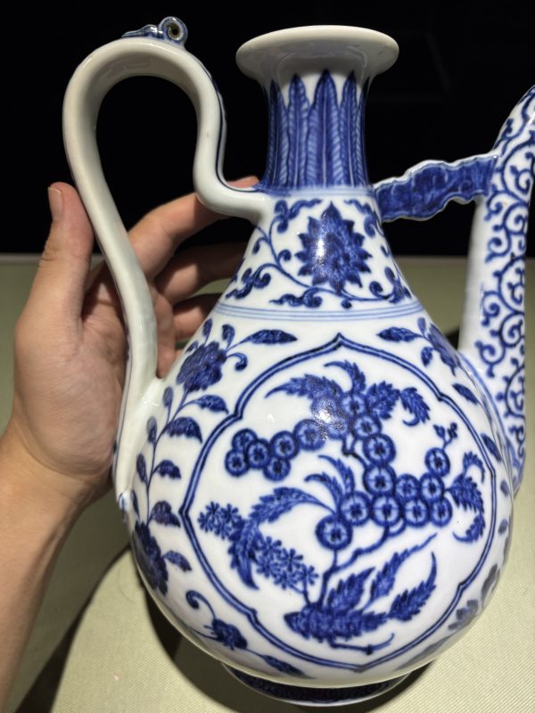 清乾隆 青花缠枝枇杷寿桃纹执壶 - 图10