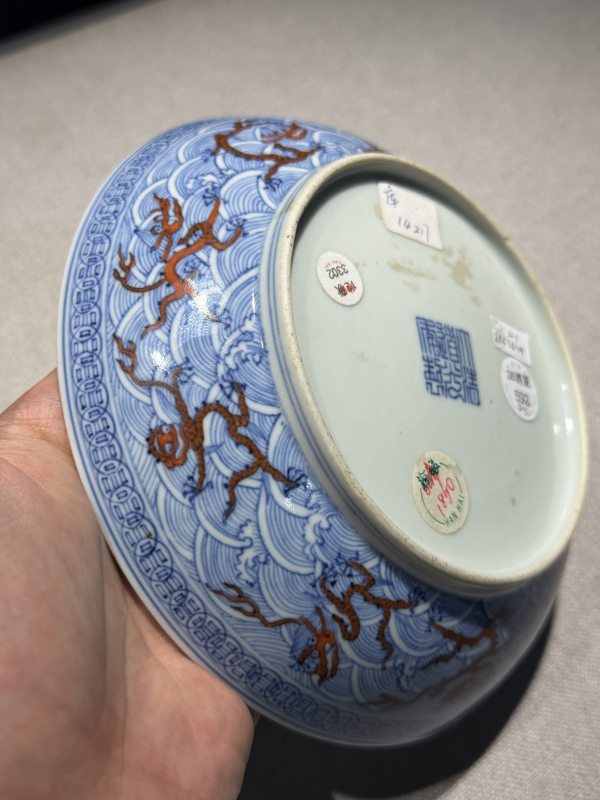 清道光 青花矾红彩海水龙纹盘一对 - 图12
