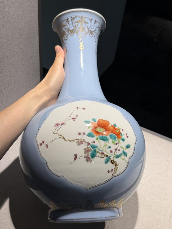 1960年代 部所天青釉描金开窗花卉图瓶一对 - 图14
