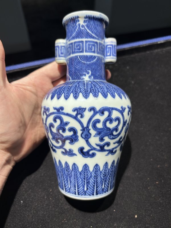 清乾隆 青花缠枝纹贯耳瓶 - 图2