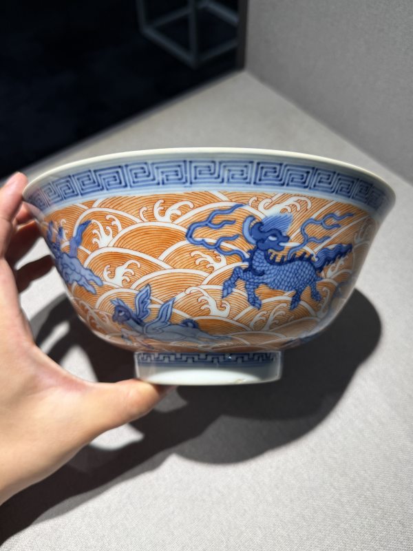 清道光 青花矾红海八怪碗一对 - 图17
