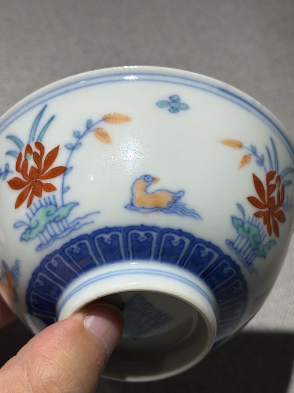 清道光 斗彩荷塘鸳鸯图碗一对 - 图5