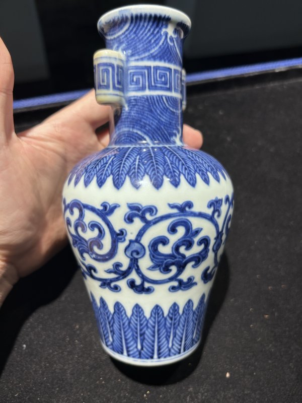 清乾隆 青花缠枝纹贯耳瓶 - 图3