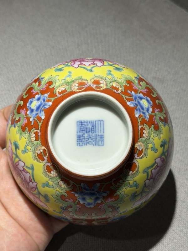 清道光 珊瑚红地洋彩开光并蒂莲纹碗 - 图9
