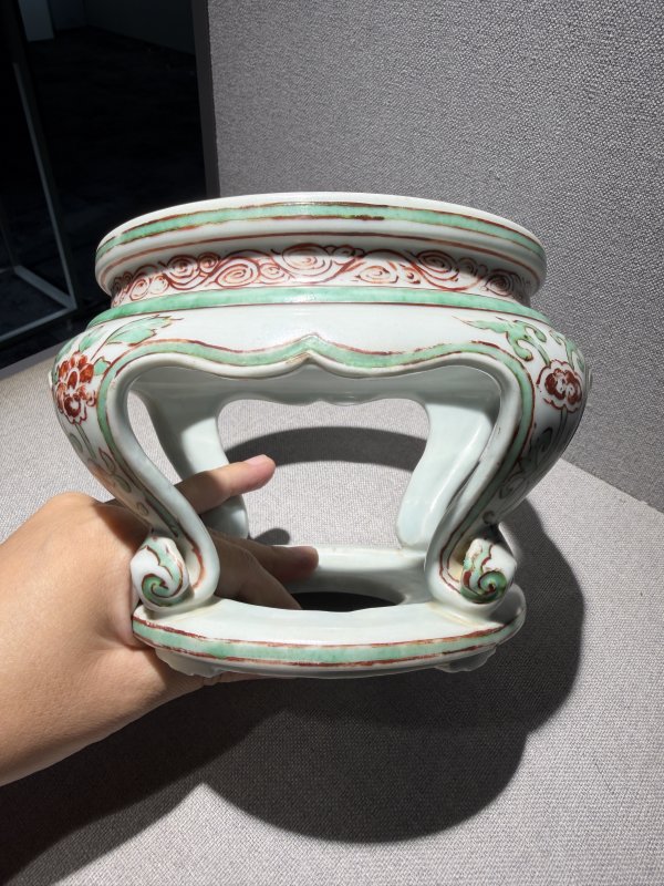 明 红绿彩花卉四如意足器座 - 图2