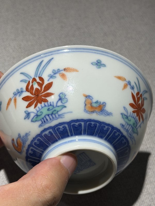 清道光 斗彩荷塘鸳鸯图碗一对 - 图6