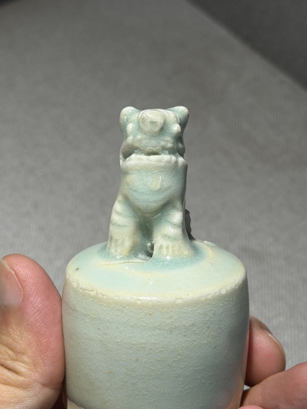 明 青釉刻花瓣形狮钮执壶 - 图20
