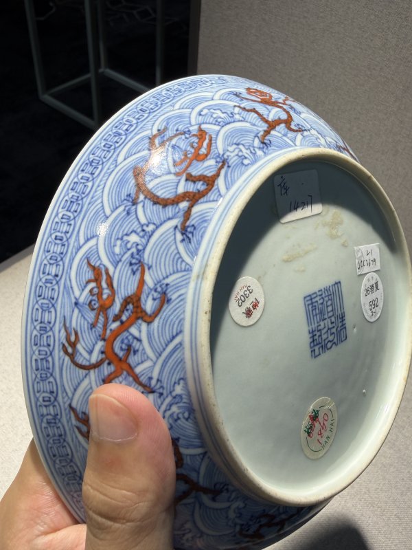 清道光 青花矾红彩海水龙纹盘一对 - 图14