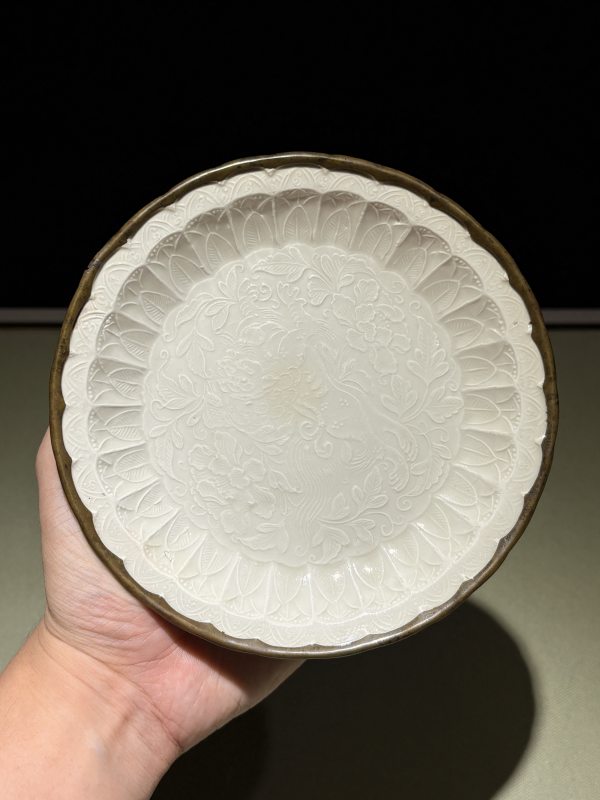 明 白釉模印花狮穿牡丹纹花口盘 - 图3