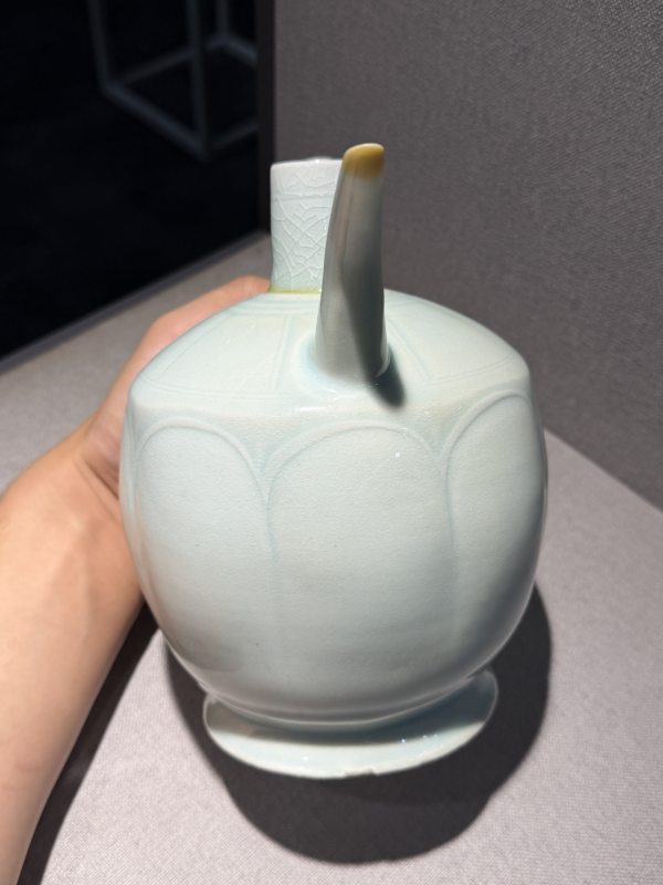 明 青釉刻花瓣形狮钮执壶 - 图7
