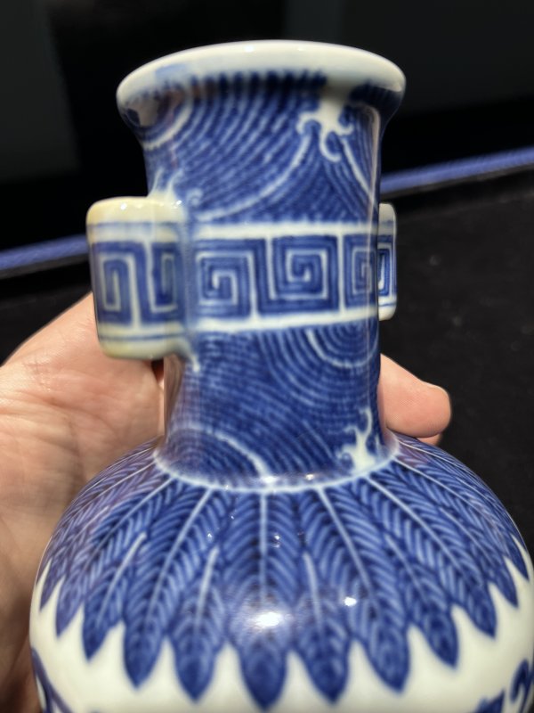 清乾隆 青花缠枝纹贯耳瓶 - 图4