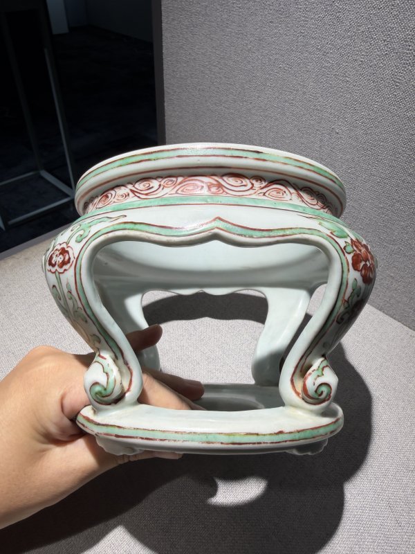 明 红绿彩花卉四如意足器座 - 图3