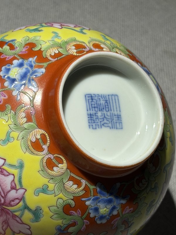 清道光 珊瑚红地洋彩开光并蒂莲纹碗 - 图10