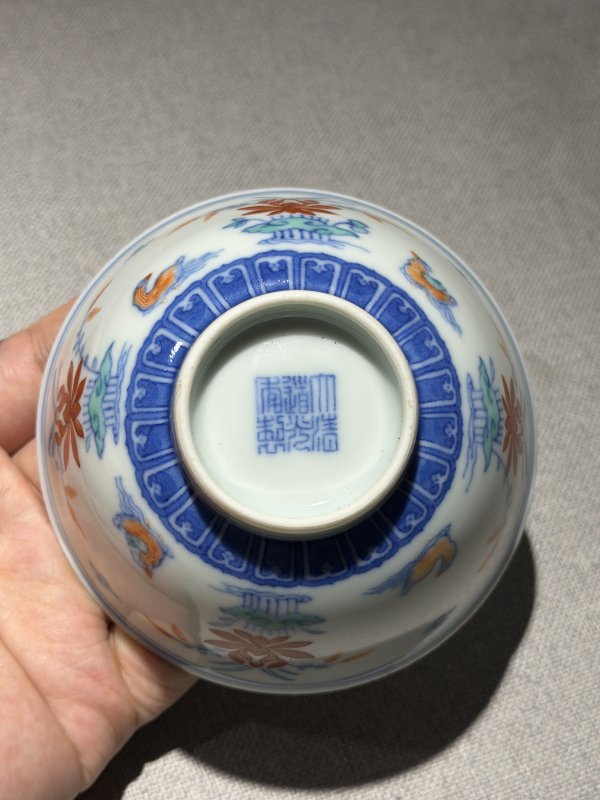 清道光 斗彩荷塘鸳鸯图碗一对 - 图7