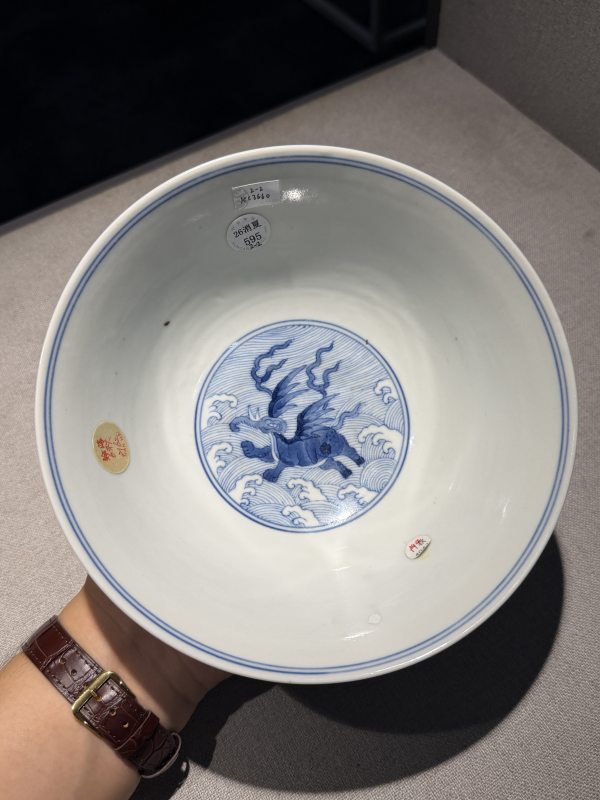 清道光 青花海水八怪图碗一对 - 图32