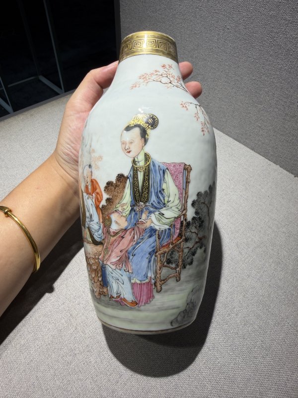 清乾隆 广珐琅庭院人物鹿苑长春图瓶 - 图5