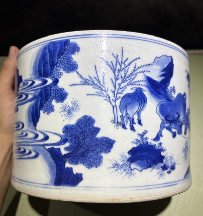 明崇祯 青花丙吉问牛图大笔筒 - 图5