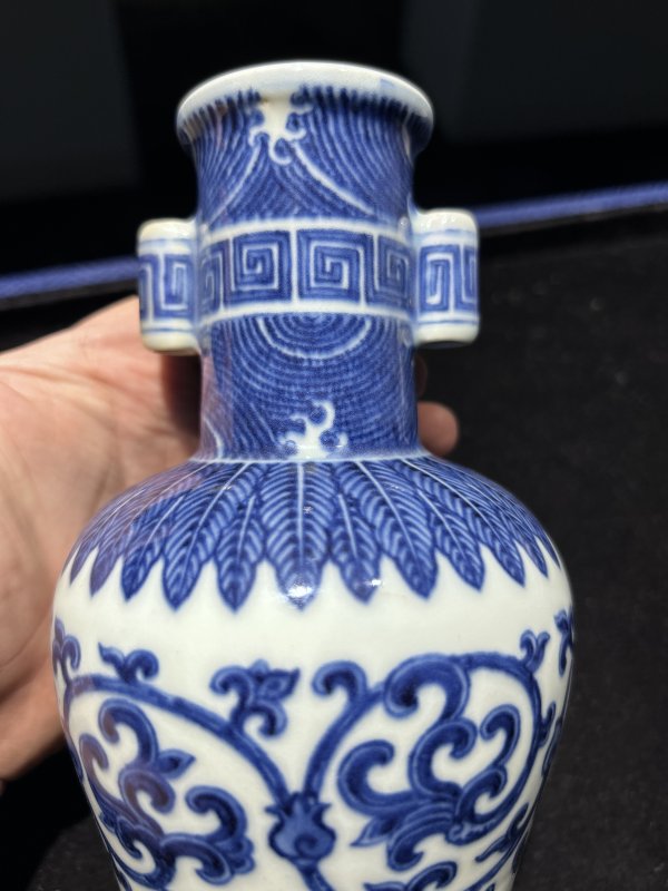 清乾隆 青花缠枝纹贯耳瓶 - 图5
