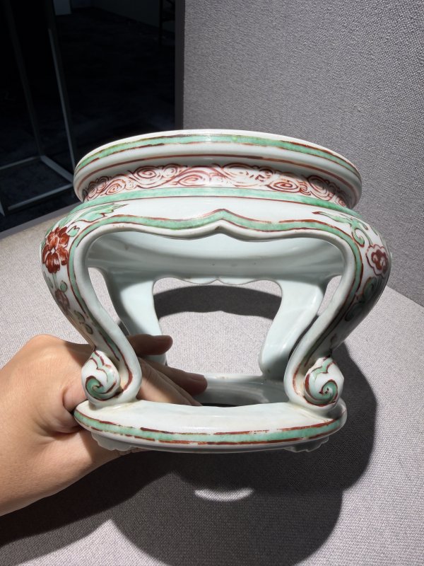 明 红绿彩花卉四如意足器座 - 图4