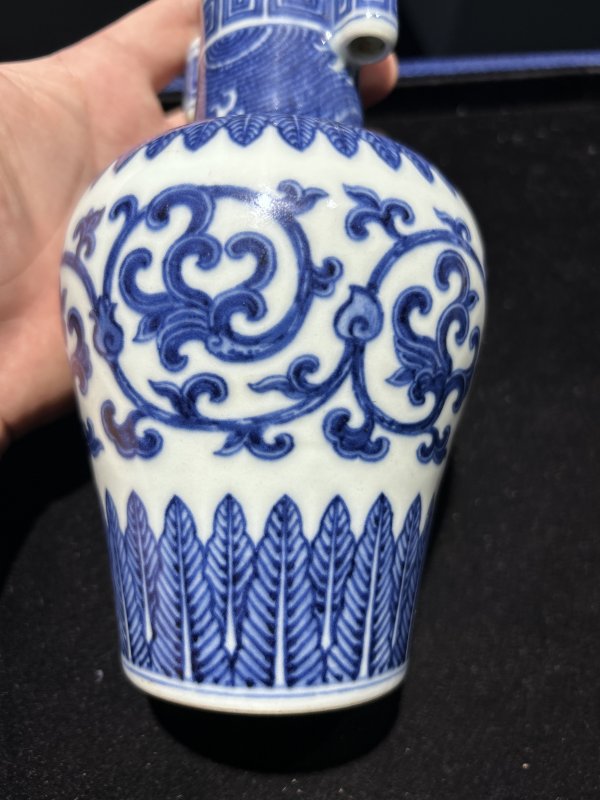 清乾隆 青花缠枝纹贯耳瓶 - 图6