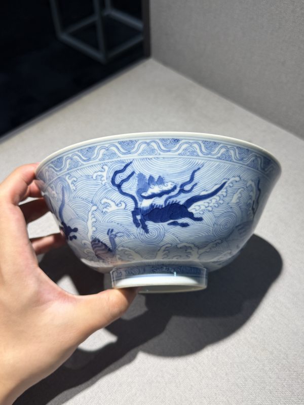 清道光 青花海水八怪图碗一对 - 图3