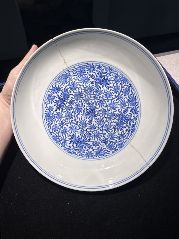 清雍正 青花缠枝苜蓿花纹大盘 - 图2