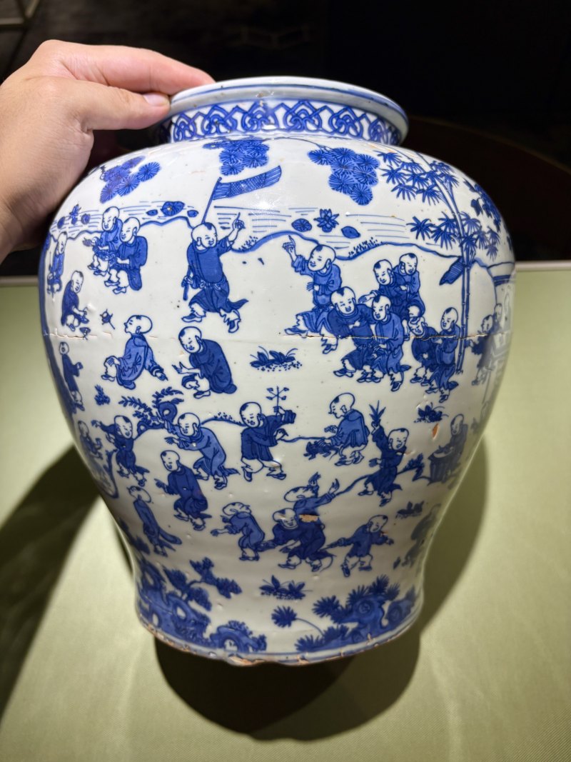 明万历 青花百子闹春图罐 - 图2