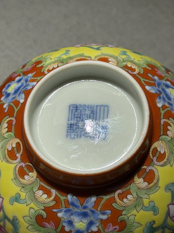 清道光 珊瑚红地洋彩开光并蒂莲纹碗 - 图12