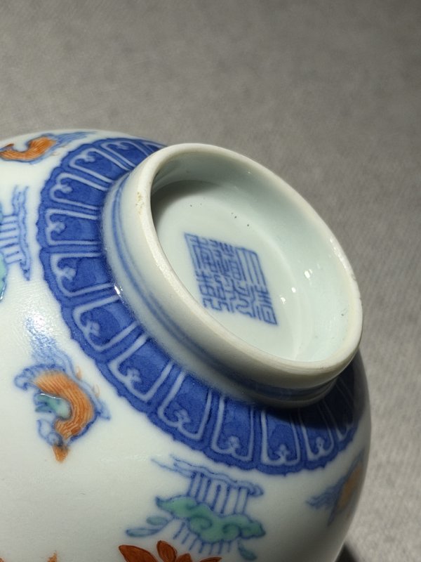 清道光 斗彩荷塘鸳鸯图碗一对 - 图9