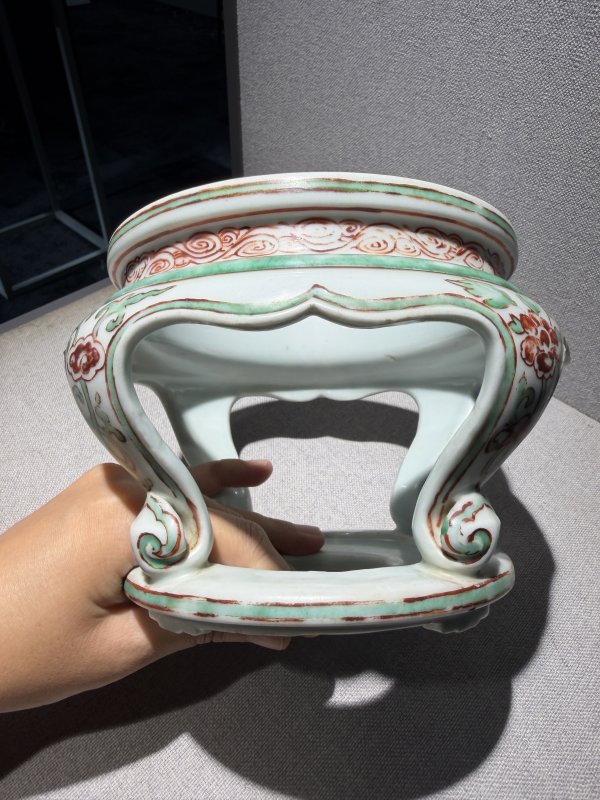 明 红绿彩花卉四如意足器座 - 图5