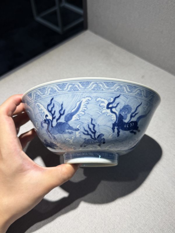 清道光 青花海水八怪图碗一对 - 图4