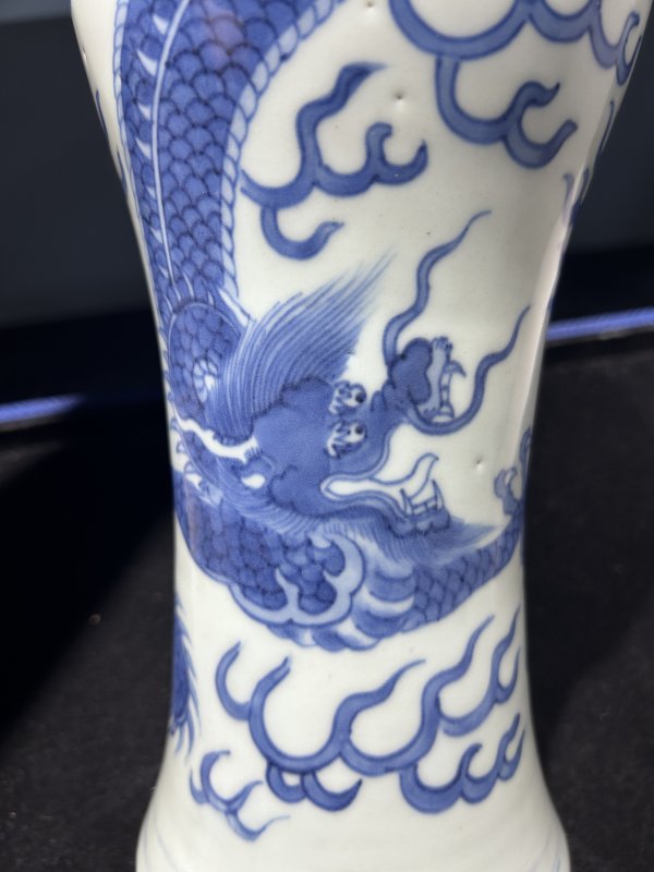 明万历 青花云龙纹象耳瓶 - 图5
