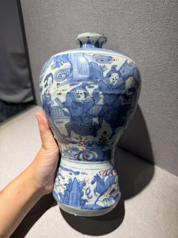 明万历 青花五彩人物故事图梅瓶 - 图3