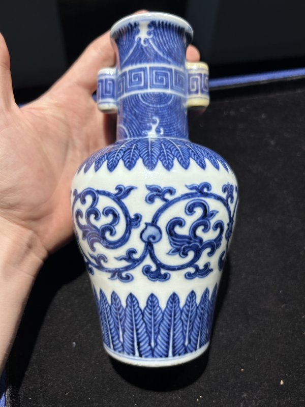 清乾隆 青花缠枝纹贯耳瓶 - 图7