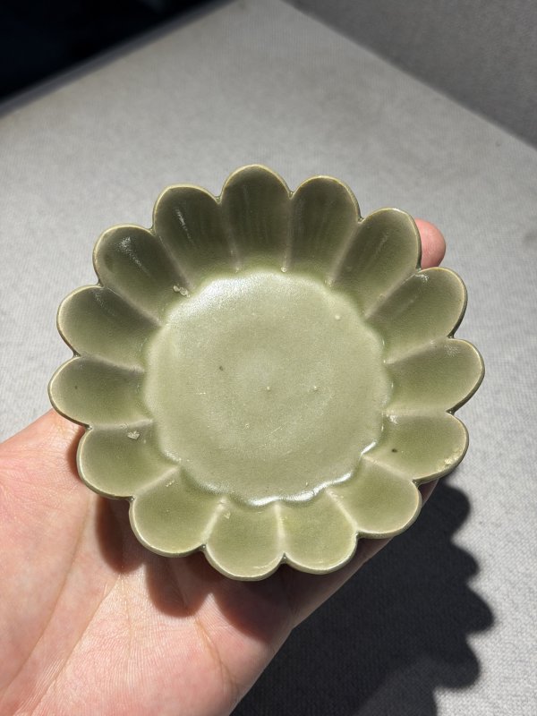 明 青釉菊瓣小洗 - 图4
