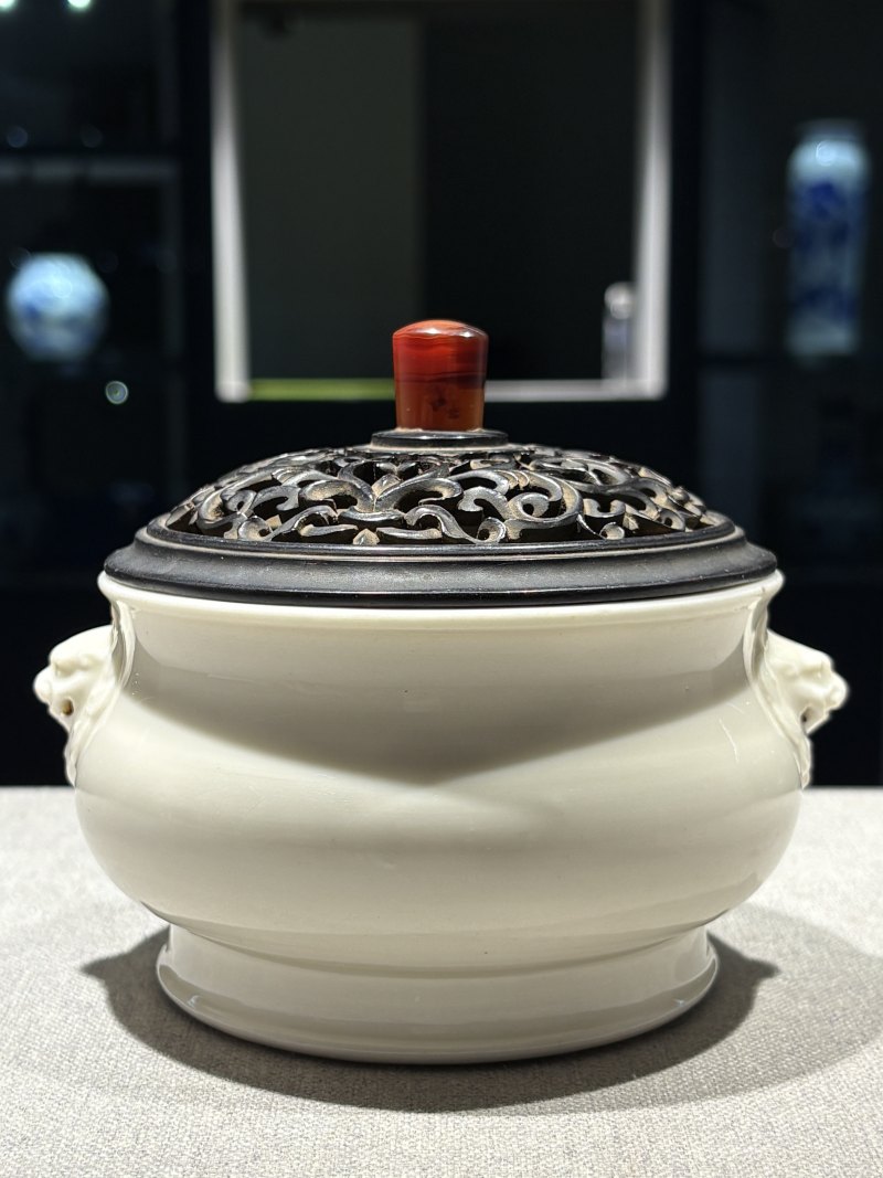 明 “闇之”款白釉双狮耳炉 - 图2
