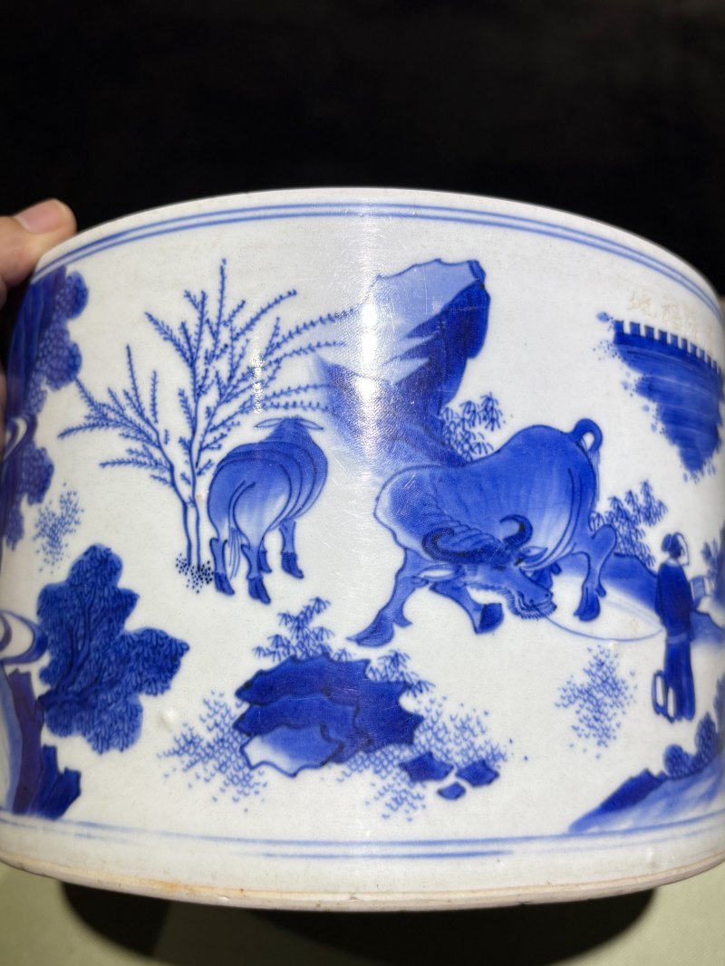 明崇祯 青花丙吉问牛图大笔筒 - 图8