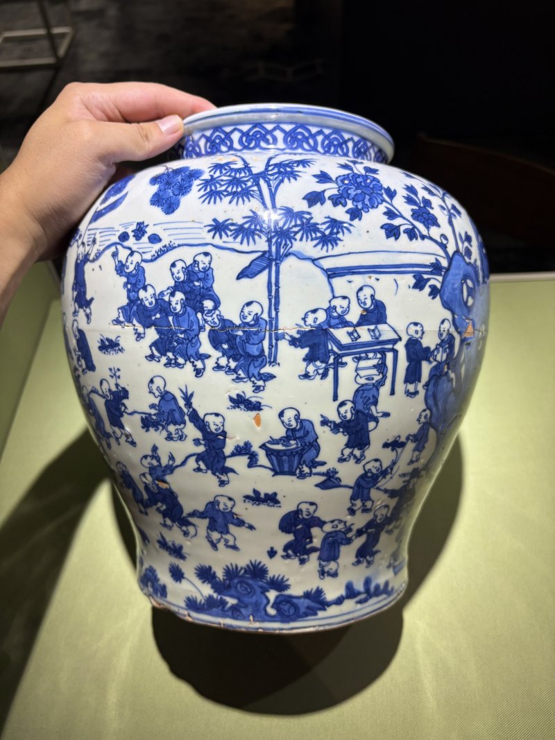 明万历 青花百子闹春图罐 - 图3
